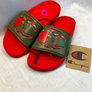 CHAMPION IPO CAMO C UNISEX KID’S SLIDES SANDALS. COLOR: RED AND ILIVE